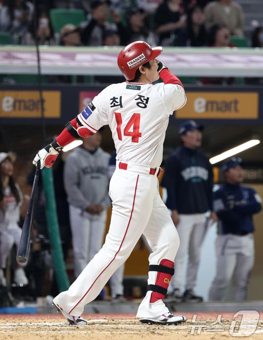 13일 인천SSG 랜더스필드에서 열린 '2025 신한 SOL뱅크 KBO리그' NC 다이노스와 SSG 랜더스의 경기, SSG 최정이 6회말 2사 1루 동점 2점 홈런을 터뜨리며 개인 통산 500홈런을 기록하고 있다. 2025.5.13/뉴스1 ⓒ News1 김성진 기자