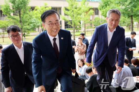 김윤덕 국토교통부 장관 후보자가 15일 오전 경기 과천시 정부과천청사에 마련된 인사청문회 사무실로 출근하고 있다. 2025.7.15/뉴스1 ⓒ News1 황기선 기자