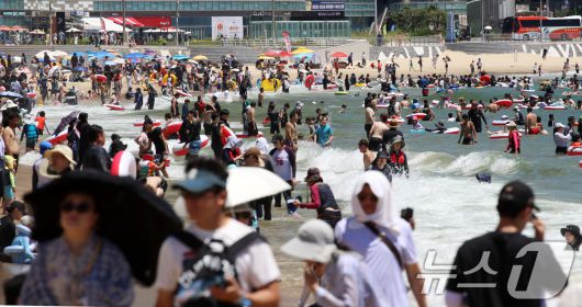 본격적인 여름 휴가철이 시작된 27일 부산 해운대해수욕장을 찾은 피서객들이 물놀이를 즐기며 더위를 식히고 있다. 2025.7.27/뉴스1 ⓒ News1 윤일지 기자