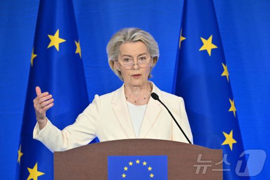 우르줄라 폰데어라이엔 유럽연합(EU) 집행위원장이 지난 24일 중국 베이징에 방문한 자리에서 안토니우 코스타 유럽의회 상임의장과 함께 공동 기자회견을 하고 있다. 2025.7.24 ⓒ AFP=뉴스1 ⓒ News1 강민경 기자