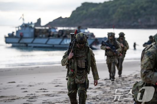해병대는 지난 27일까지 호주 북동부 일대에서 미국, 호주 등과 함께 '25년 탈리스만 세이버 연합훈련'에 참가해 연합작전 수행능력을 향상했다고 28일 밝혔다. 탈리스만세이버 훈련 간 호주 상륙군이 호주군 LCM을 이용해 해안에 상륙하고 있다. (해병대사령부 제공. 재판매 및 DB 금지) 2025.7.28/뉴스1 ⓒ News1 이연주 기자