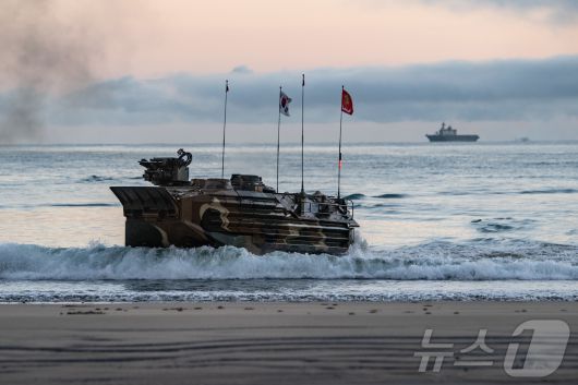 해병대는 지난 27일까지 호주 북동부 일대에서 미국, 호주 등과 함께 '25년 탈리스만 세이버 연합훈련'에 참가해 연합작전 수행능력을 향상했다고 28일 밝혔다. 탈리스만세이버 훈련 간 해병대 KAAV가 마라도함에서 진수해 상륙해안에 결정적 행동을 실시하고 있다. (해병대사령부 제공. 재판매 및 DB 금지) 2025.7.28/뉴스1