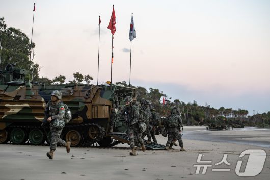 해병대는 지난 27일까지 호주 북동부 일대에서 미국, 호주 등과 함께 '25년 탈리스만 세이버 연합훈련'에 참가해 연합작전 수행능력을 향상했다고 28일 밝혔다. 탈리스만세이버 훈련 간 해병대 KAAV를 이용해 해안에 상륙한 해병대 장병들이 하차 전투를 실시하고 있다. (해병대사령부 제공. 재판매 및 DB 금지) 2025.7.28/뉴스1 ⓒ News1 이연주 기자