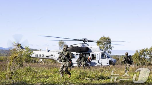 해병대는 지난 27일까지 호주 북동부 일대에서 미국, 호주 등과 함께 '25년 탈리스만 세이버 연합훈련'에 참가해 연합작전 수행능력을 향상했다고 28일 밝혔다. 탈리스만세이버 훈련 간 해병대 마린온을 이용해 소대급 소규모 상륙훈련을 실시하고 있다. (해병대사령부 제공. 재판매 및 DB 금지) 2025.7.28/뉴스1