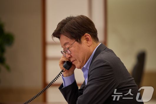 이재명 대통령이 24일 서울 용산 대통령실 청사 집무실에서 프리드리히 메르츠 독일 총리과 전화 통화하고 있다. (대통령실 제공. 재판매 및 DB 금지) 2025.7.24/뉴스1 ⓒ News1 허경 기자