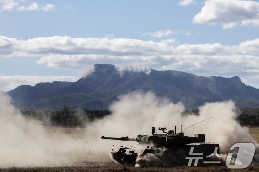 해병대는 지난 27일까지 호주 북동부 일대에서 미국, 호주 등과 함께 '25년 탈리스만 세이버 연합훈련'에 참가해 연합작전 수행능력을 향상했다고 28일 밝혔다. 탈리스만세이버 훈련 간 해병대 K-1 전차가 호주 훈련장 일대에서 기동훈련을 실시하고 있다. (해병대사령부 제공. 재판매 및 DB 금지) 2025.7.28/뉴스1