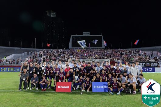 3연승을 거둔 뒤 단체사진을 찍은 수원FC 선수들(한국프로축구연맹 제공)