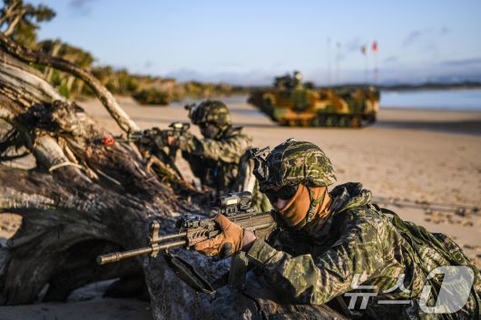 해병대는 지난 27일까지 호주 북동부 일대에서 미국, 호주 등과 함께 '25년 탈리스만 세이버 연합훈련'에 참가해 연합작전 수행능력을 향상했다고 28일 밝혔다. 탈리스만세이버 훈련 간 한·호주 상륙군이 후속 제대의 상륙을 보장하기 위한 경계를 실시하고 있다. (해병대사령부 제공. 재판매 및 DB 금지) 2025.7.28/뉴스1 ⓒ News1 이연주 기자
