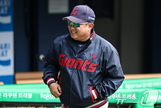 27일 서울 송파구 잠실야구장에서 열린 프로야구 '2025 신한 SOL 뱅크 KBO리그' 롯데 자이언츠와 두산 베어스의 경기, 롯데 김태형 감독이 구단 관계자와 인시하며 미소짓고 있다. 2025.4.27/뉴스1 ⓒ News1 김도우 기자