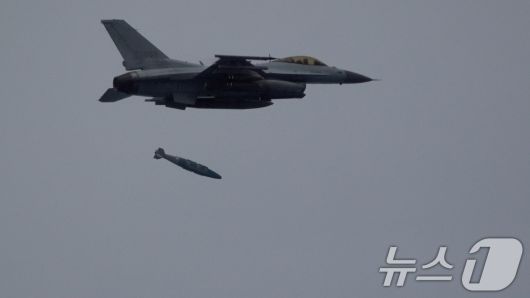 작년 8월 한미 간 '을지 자유의 방패' 연습의 일환으로 공군 KF-16 전투기가 서해상에서 지상 표적을 향해 GBU-31 유도폭탄을 투하하고 있다.  (공군 제공) 2024.8.26/뉴스1