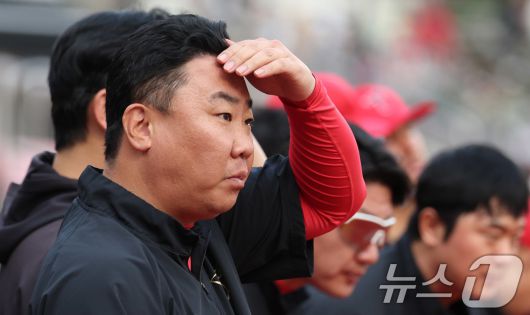 20일 오후 수원KT위즈파크에서 열린 2025 신한 SOL뱅크 KBO리그 KT위즈와 KIA 타이거즈의 경기에서 KIA 이범호 감독이 그라운드를 바라보고 있다. 2025.5.20/뉴스1 ⓒ News1 박지혜 기자