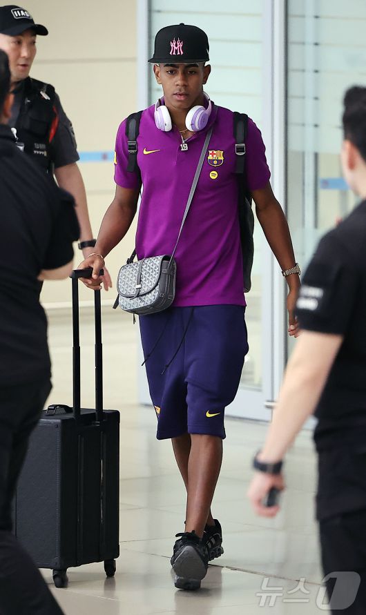 FC 바르셀로나의 공격수 라민 야말이 29일 오후 인천국제공항 2터미널을 통해 입국하고 있다. 2025.7.29/뉴스1 ⓒ News1 김진환 기자