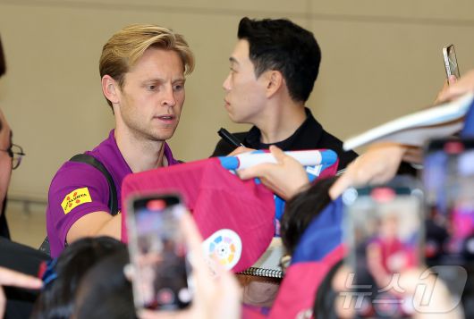 FC 바르셀로나의 프렌키 더 용이 29일 오후 인천국제공항 2터미널을 통해 입국해 팬들에게 사인을 하고 있다.  2025.7.29/뉴스1 ⓒ News1 김진환 기자