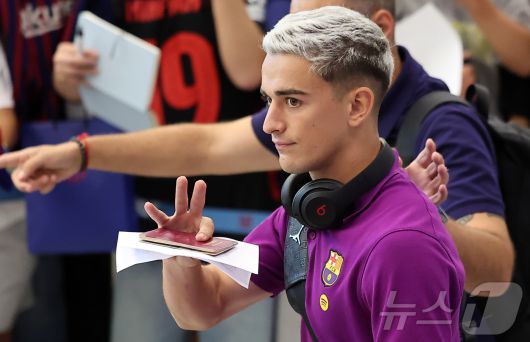 FC 바르셀로나의 파블로 가비라가 29일 오후 인천국제공항 2터미널을 통해 입국하고 있다. 2025.7.29/뉴스1 ⓒ News1 김진환 기자