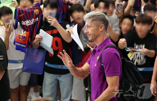 FC 바르셀로나의 로베르트 레반도프스키가 29일 오후 인천국제공항 2터미널을 통해 입국하고 있다. 2025.7.29/뉴스1 ⓒ News1 김진환 기자