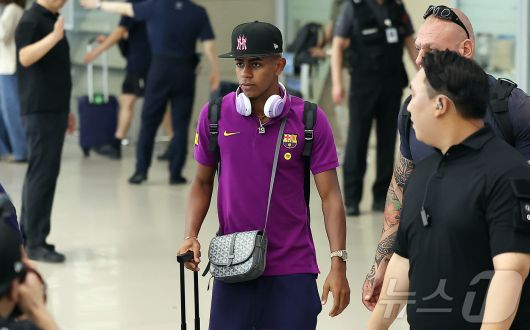 FC 바르셀로나의 공격수 라민 야말이 29일 오후 인천국제공항 2터미널을 통해 입국하고 있다. 2025.7.29/뉴스1 ⓒ News1 김진환 기자