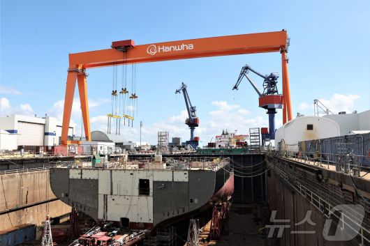 지난 16일(현지시간) 한화필리십야드 4도크에서 국가안보다목적선박(NSMV: National Security Multi-Mission Vessel)이 건조되고 있다. 이날 한화는 앞서 건조한 NSMV를 1척을 진수했다. ⓒ News1 류정민 특파원