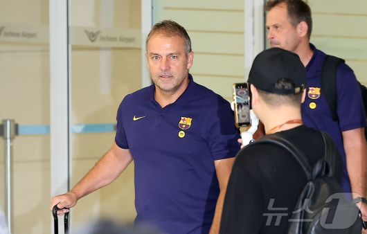FC 바르셀로나의 한지 플릭 감독을 비롯한 코칭 스테프가 29일 오후 인천국제공항 2터미널을 통해 입국하고 있다.  2025.7.29/뉴스1 ⓒ News1 김진환 기자