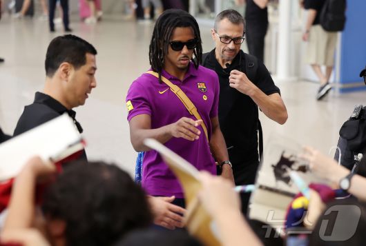 FC 바르셀로나의 쥘 쿤데가 29일 오후 인천국제공항 2터미널을 통해 입국하고 있다. 2025.7.29/뉴스1 ⓒ News1 김진환 기자