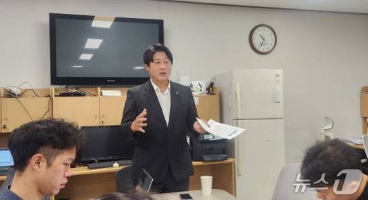 오준영 전북교총 회장이 23일 전북교육청에서 최근 도내 한 지역 교보위가 내린 결정에 대한 문제점을 지적하고 있다./뉴스1 임충식 기자