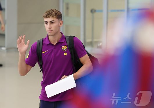 FC 바르셀로나의 페르민 로페스가 29일 오후 인천국제공항 2터미널을 통해 입국하고 있다. 2025.7.29/뉴스1 ⓒ News1 김진환 기자