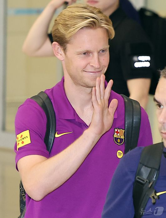 FC 바르셀로나의 프렌키 더 용이 29일 오후 인천국제공항 2터미널을 통해 입국하고 있다. 2025.7.29/뉴스1 ⓒ News1 김진환 기자