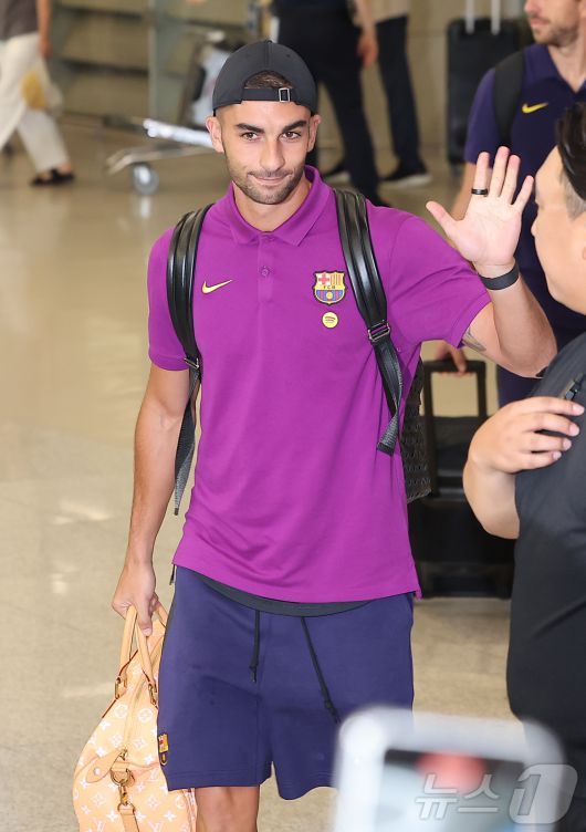 FC 바르셀로나의 페란 토레스가 29일 오후 인천국제공항 2터미널을 통해 입국하고 있다. 2025.7.29/뉴스1 ⓒ News1 김진환 기자