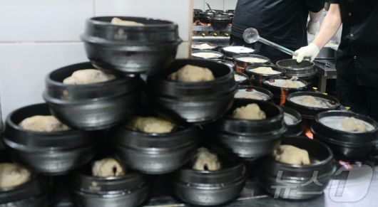 중복을 맞은 30일 전북 전주시 중화산동 한 삼계탕 전문점에서 뚝배기에 담긴 삼계탕이 끓고 있다. 2025.7.30/뉴스1 ⓒ News1 유경석 기자