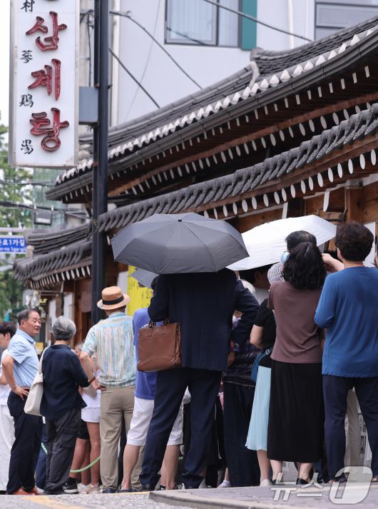 절기상 중복인 30일 서울 종로구의 한 삼계탕 전문점을 찾은 시민들이 점심식사를 위해 줄지어 대기하고 있다. 2025.7.30/뉴스1 ⓒ News1 박지혜 기자