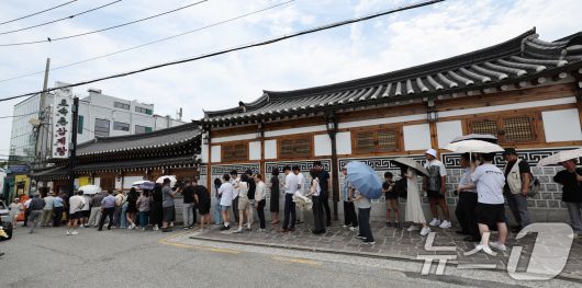 절기상 중복인 30일 서울 종로구의 한 삼계탕 전문점을 찾은 시민들이 점심식사를 위해 줄지어 대기하고 있다. 2025.7.30/뉴스1 ⓒ News1 박지혜 기자