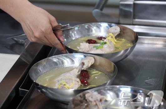 중복(中伏)인 30일 경기 수원시 장안구청 구내식당에서 열린 복달임 행사에서 구청 직원들이 삼계탕을 배식받고 있다. 2025.7.30/뉴스1 ⓒ News1 김영운 기자