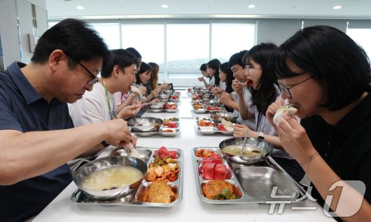 중복(中伏)인 30일 경기 수원시 장안구청 구내식당에서 열린 복달임 행사에서 구청 직원들이 삼계탕을 먹고 있다. 2025.7.30/뉴스1 ⓒ News1 김영운 기자