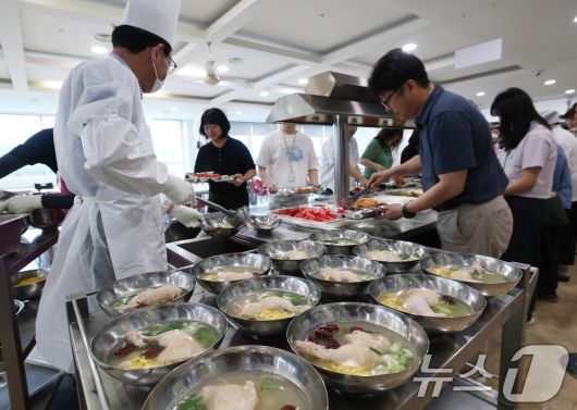 중복(中伏)인 30일 경기 수원시 장안구청 구내식당에서 열린 복달임 행사에서 구청 직원들이 삼계탕을 배식받고 있다. 2025.7.30/뉴스1 ⓒ News1 김영운 기자