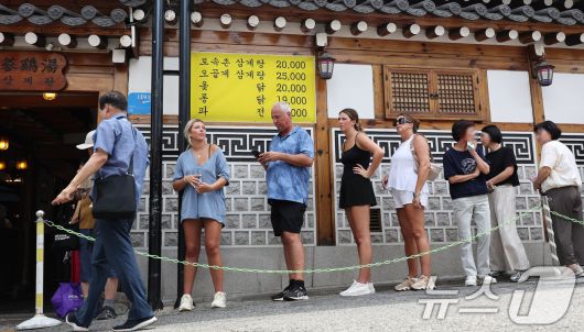 절기상 중복인 30일 서울 종로구의 한 삼계탕 전문점을 찾은 외국인 관광객과 시민들이 점심식사를 위해 줄지어 대기하고 있다. 2025.7.30/뉴스1 ⓒ News1 박지혜 기자
