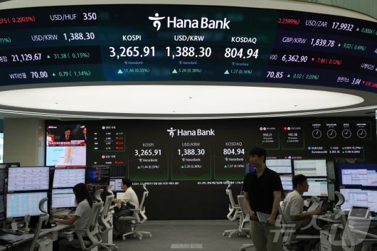 31일 오전 서울 중구 하나은행 딜링룸 전광판에 코스피 지수가 나타내고 있다. 2025.7.31/뉴스1 ⓒ News1 송송이 기자