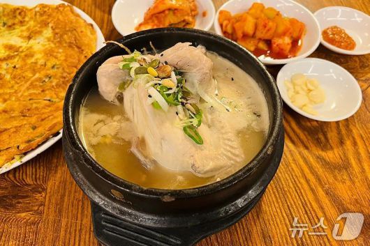 삼계탕 등 전통 음식을 소비하는 외국인 관광객이 늘고 있다.(크리에이트립 제공)