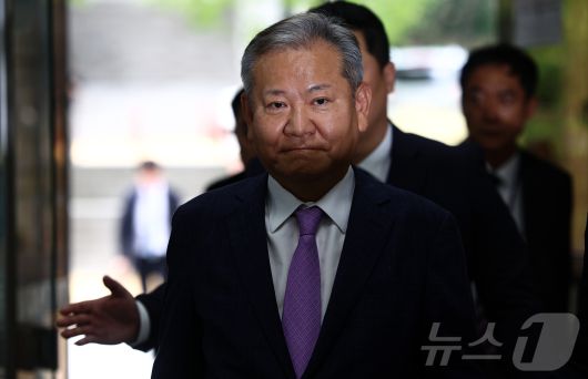 12·3 비상계엄 당시 '언론사 단전·단수'를 지시한 의혹을 받는 이상민 전 행정안전부 장관이 31일 서울 서초구 서울중앙지방법원에서 열린 구속 전 피의자 심문(영장실질심사)에 출석하고 있다. 2025.7.31/뉴스1 ⓒ News1 김도우 기자