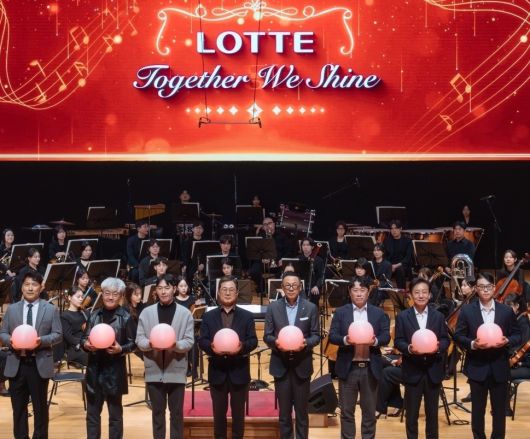 지난 3월 서울 송파구 롯데콘서트홀에서 열린 '2025 롯데 행복나눔 동행콘서트'에 참석한 이달곤 동반성장위원장(왼쪽 네번째, 롯데지주 제공)