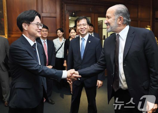 김정관 산업통상자원부 장관이 24일(현지시간) 미국 워싱턴 D.C. 상무부 회의실에서 하워드 러트닉 상무부 장관과 악수를 나누고 있다. (산업통상자원부 제공. 재판매 및 DB 금지) 2025.7.25/뉴스1