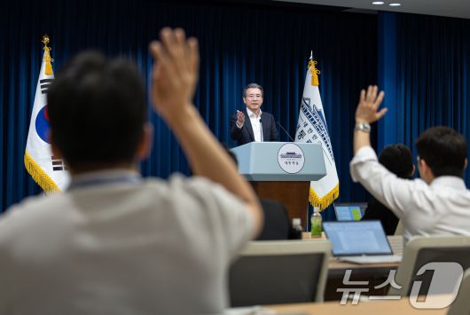 김용범 정책실장이 31일 서울 용산 대통령실 청사에서 열린 한미 관세 협상 타결 관련 브리핑에서 취재진 질문을 받고 있다. 2025.7.31/뉴스1 ⓒ News1 이재명 기자