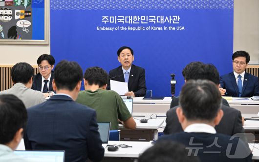 구윤철 경제부총리 겸 기획재정부 장관이 31일(한국시간) 미국 워싱턴D.C. 주미대한민국대사관에서 김정관 산업통상자원부 장관, 여한구 산업부 통상교섭본부장과 함께 한국과 미국 간 통상협의 결과 발표를 하고 있다. (기획재정부 제공. 재판매 및 DB 금지) 2025.7.31/뉴스1