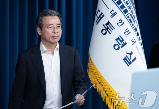 김용범 정책실장이 31일 서울 용산 대통령실 청사에서 한미 관세 협상 타결 관련 브리핑에 참석하고 있다. 2025.7.31/뉴스1 ⓒ News1 이재명 기자