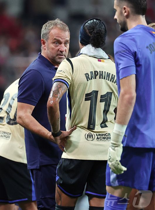 31일 서울 마포구 상암동 서울월드컵경기장에서 열리는 ‘2025 FC바르셀로나 아시아투어’ FC서울과 FC바르셀로나의 경기, 전반 FC바르셀로나 한지 플릭 감독이 쿨링 브레이크 타임 때 하피냐의 상태를 살피고 있다. 2025.7.31/뉴스1 ⓒ News1 김진환 기자