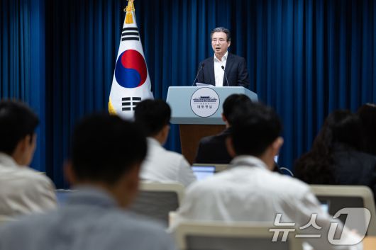 김용범 정책실장이 31일 서울 용산 대통령실 청사에서 한미 관세 협상 타결 관련 브리핑을 하고 있다. 2025.7.31/뉴스1 ⓒ News1 이재명 기자