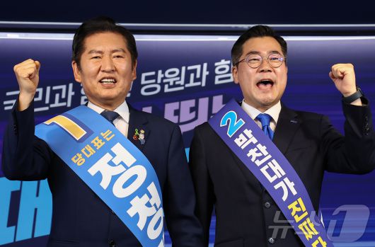 정청래 후보와 박찬대 후보가 지난달 19일 서울 여의도 더불어민주당 중앙당사에서 열린 '당대표 및 최고위원 선출을 위한 충청권 합동연설회'에서 기념촬영을 하고 있다. 2025.7.19/뉴스1 ⓒ News1 김도우 기자