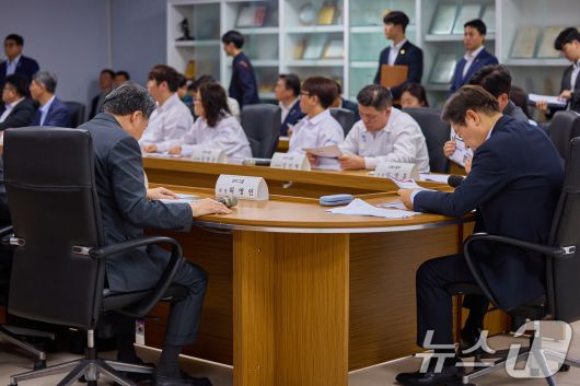 이재명 대통령이 경기 시흥시 SPC삼립 시화공장에서 열린 '산업재해 근절 현장 노사간담회'에서 자료를 살펴보고 있다. (이재명 대통령 SNS. 재판매 및 DB금지) /뉴스1 ⓒ News1 이재명 기자