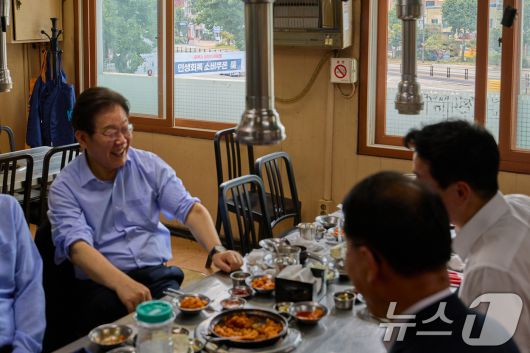 이재명 대통령이 지난 31일 서울 용산 대통령실 인근 식당에서 강훈식 비서실장을 비롯한 참모진들과 점식식사를 하고 있다. (이재명 대통령 SNS. 재판매 및 DB금지) 2025.8.1/뉴스1 ⓒ News1 이재명 기자