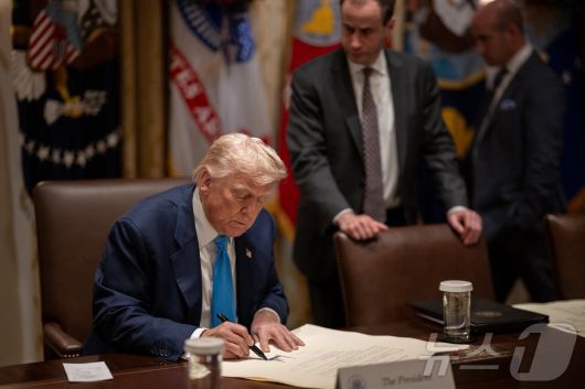 백악관은 30일(현지시간) 인스타그램 계정에 트럼프 대통령이 백악관에서 한미 무역합의 문서에 서명하는 사진을 올렸다. 사진 글에는 “미국이 대한민국과 완전하고 완전한 무역 협정에 합의했다는 소식을 전하게 되어 기쁘다” 고 적었다. (백악관 인스타그램 계정. 재판매 및 DB 금지) 2025.7.31/뉴스1