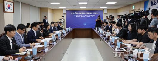 한성숙 중소벤처기업부 장관이 1일 오후 서울 중구 대·중소기업·농어업협력재단 대회의실에서 열린 중소기업 기술탈취 근절 방안 마련을 위한 간담회에서 인사말을 하고 있다. 이번 간담회는 중기부, 공정거래위원회, 특허청, 중소기업 대표, 전문가 등이 중소기업 기술탈취 현황을 진단하고 해법을 모색하기 위해 마련됐다. 2025.8.1/뉴스1 ⓒ News1 박지혜 기자