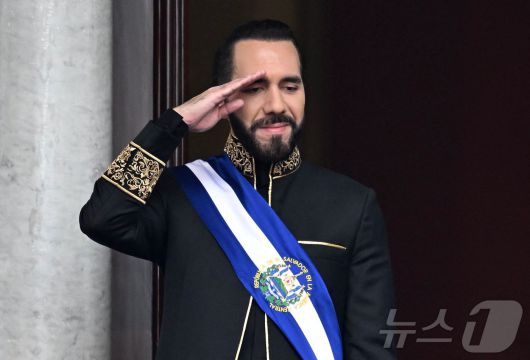 나이브 부켈레 엘살바도르 대통령이 2024년 6월 1일(현지시간) 산 살바도르 시내 국립궁전에서 취임 선서를 마친 후 경례를 하고 있다. 2024.6.1 ⓒ AFP=뉴스1 ⓒ News1 김경민 기자 <자료사진>